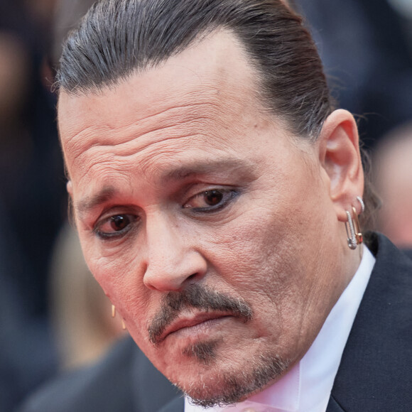 Info - Johnny Depp blessé à la cheville, annule sa tournée de concerts - Johnny Depp - Montée des marches du film « Jeanne du Barry » pour la cérémonie d’ouverture du 76ème Festival International du Film de Cannes, au Palais des Festivals à Cannes. Le 16 mai 2023 © Jacovides-Moreau / Bestimage 