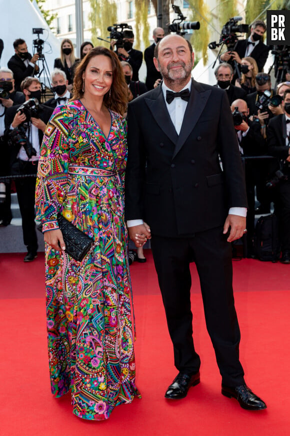 Kad Merad et sa compagne Julia Vignali - Montée des marches du film « OSS 117 : Alerte rouge en Afrique Noire » lors du 74ème Festival International du Film de Cannes. Le 17 juillet 2021 © Borde-Jacovides-Moreau / Bestimage