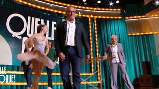 "J'ai mal aux cou*lles !" : Christophe Dechavanne se blesse dans Quelle époque, "je suis raide comme un piquet"