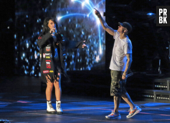 La chanteuse Rihanna et le rappeur Eminem en concert au Rose Bowl à Pasadena, le 7 août 2014, pendant leur Monster Tour.