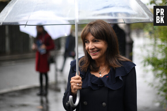 Le roi d'Angleterre et la reine consort d'Angleterre, accompagnés de la maire de Paris, Anne Hidalgo, visitent le marché aux fleurs du centre de Paris , France, le 21 septembre 2023, nommé d'après sa défunte Majesté la reine Elizabeth lors de sa visite d'État à Paris en 2014, le deuxième jour de sa visite d'État en France. 