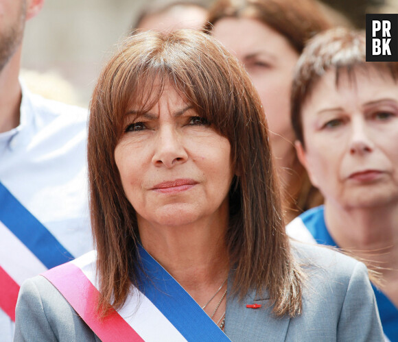 Une minute de silence en hommage aux victimes des violences lors des emeutes a paris et en France a l'hotel de ville de Paris en presence de Anne Hidalgo