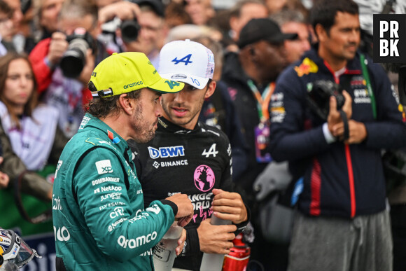 Fernando Alonso, Aston Martin F1 Team, 2nd position, and Pierre Gasly, Alpine F1 Team, 3rd position, talk in Parc Ferme © Motorsport / Panoramic / Bestimage