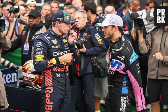 Max Verstappen, Red Bull Racing, 1st position, and Pierre Gasly, Alpine F1 Team, 3rd position, talk in Parc Ferme © Motorsport / Panoramic / Bestimage