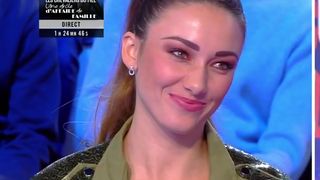 "Arrête, redescends !" : Delphine Wespiser vante L'île de la tentation dans TPMP, Cyril Hanouna la recadre sèchement