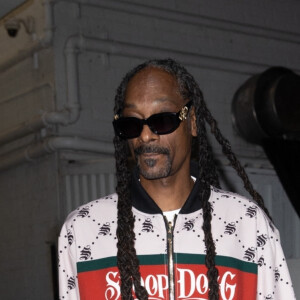 Il a bati une grande partie de son image là-dessus.
Snoop Dogg, en tenue Gucci personnalisée, à la sortie du restaurant "Mastros" à Los Angeles, le 18 avril 2023.