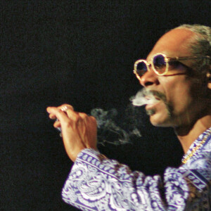 Le rappeur américain Snoop Dogg, en concert lors de sa tournée mondiale "I Wanna Thank Me" à l'O2 Arena de Londres, Royaume Uni, le 21 mars 2023. Snoop est venu sur scène en fumant ce qui semblait être un joint, rendant la foule folle.