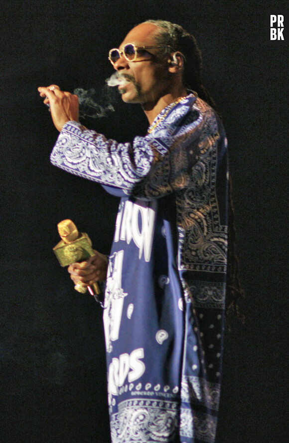 Le rappeur américain Snoop Dogg, en concert lors de sa tournée mondiale "I Wanna Thank Me" à l'O2 Arena de Londres, Royaume Uni, le 21 mars 2023. Snoop est venu sur scène en fumant ce qui semblait être un joint, rendant la foule folle.
