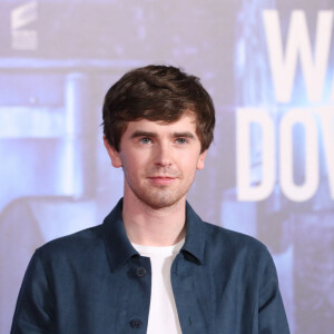 Freddie Highmore au photocall du film "Way Down" à Madrid, le 10 novembre 2021.  British actor Freddie Highmore waves during the photocall for the film 'Way Down' at the Palace Hotel on November 10, 2021 in Madrid, Spain. The film revolves around a robbery inside the Bank of Spain. November 10th, 2021. 
