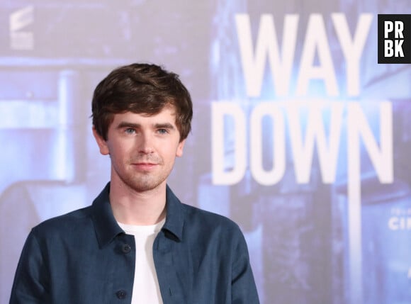 Freddie Highmore au photocall du film "Way Down" à Madrid, le 10 novembre 2021.  British actor Freddie Highmore waves during the photocall for the film 'Way Down' at the Palace Hotel on November 10, 2021 in Madrid, Spain. The film revolves around a robbery inside the Bank of Spain. November 10th, 2021. 