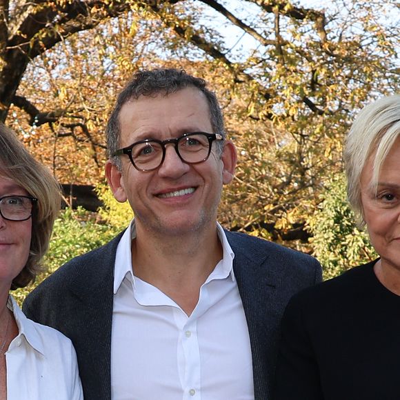 Claude Chirac, Dany Boon et Muriel Robin lors de l'inauguration du jardin des ambassadeurs Line Renaud à Paris le 2 octobre 2023. © Coadic Guirec / Bestimage  Inauguration of the Line Renaud ambassador garden in Paris on october 2nd 2023 