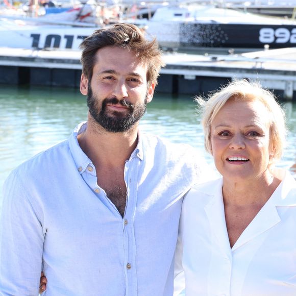 Guillaume Labbé et Muriel Robin lors du photocall du film "Les yeux grands fermés" lors de la 25ème édition du Festival de la fiction de la Rochelle, France, le 14 septembre 2023. © Denis Guignebourg/BestImage  Celebs attend the "Les Yeux Grands Fermés" photocall during the 25th La Rochelle Fiction Festival on September 14, 2023 in La Rochelle, France. 