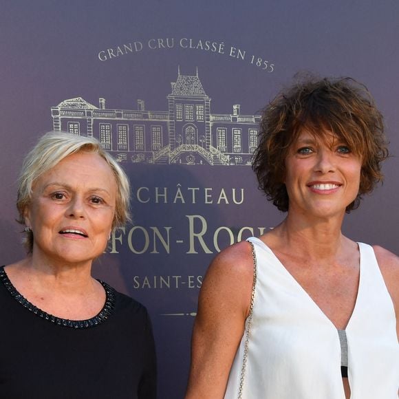 Muriel Robin et sa femme Anne Le Nen - 9ème gala étoilé Patrick Mouratoglou (coach légendaire de S. Williams) au profit de la Fondation Champ'seed à la Mouratoglou Academy afin de soutenir les jeunes espoirs du tennis mondial à Biot le 18 juin 2023. Un dîner était organisé autour de l'iconique piscine en forme de raquette, suivi d'une vente aux enchères avec des lots prestigieux dont une heure d'entrainement en compagnie de M. Tyson.  9th star-studded gala Patrick Mouratoglou (legendary coach of S. Williams) for the benefit of the Champ'seed Foundation at the Mouratoglou Academy in order to support the young hopefuls of world tennis in Biot on June 18, 2023. A dinner was organized around the iconic racket-shaped swimming pool, followed by an auction with prestigious prizes including an hour of training with Mr. Tyson. 