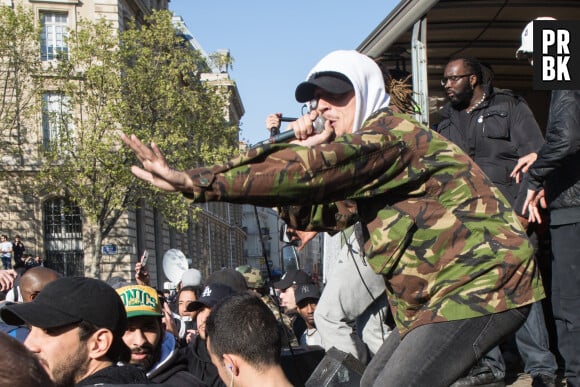 Enfin, il se pourrait également qu'il ne s'agisse là que d'une histoire de contrats. 
Concert sauvage du rappeur Nekfeu en soutien au mouvement Nuit Debout place de la République à Paris, le 1er mai 2016.