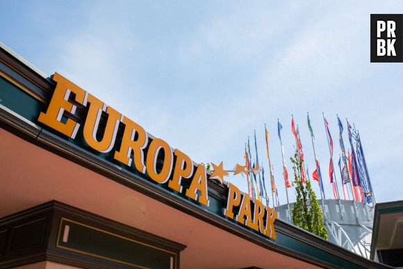 26 mai 2020, Baden-Wuerttemberg, Rust : Le logo d'Europa Park est suspendu au-dessus de l'entrée principale, tandis qu'en arrière-plan des drapeaux nationaux flottent. Photo : Philipp von Ditfurth/DPA/ABACAPRESS.COM