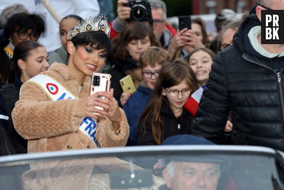 "Je ne fais que manger" : Eve Gilles (Miss France 2024) évoque sa minceur et les critiques jusque sur sa poitrine