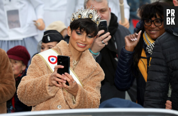 Eve Gilles, Miss France 2024, a défilé dans les rues de son village de Quaëdypre dans le Nord. Le 20 décembre 2023