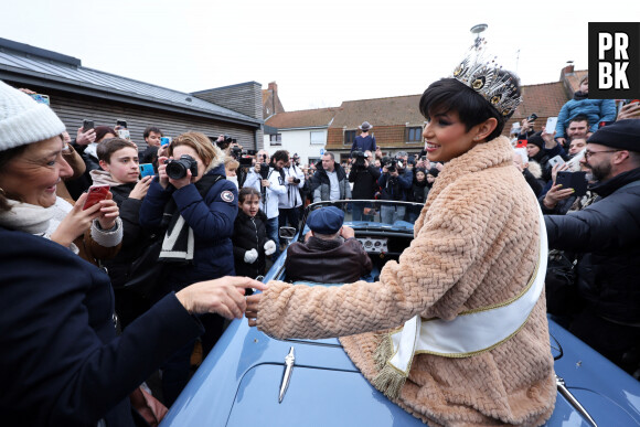 Eve Gilles, Miss France 2024, a multiplié les photos avec des Français pour une de ses premières sorties publiques le 20 décembre 2023