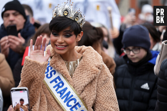 Eve Gilles, Miss France 2024 avec sa couronne et son écharpe lors d'une rencontre avec les habitants de son village de Quaëdypre dans le Nord le 20 décembre 2023