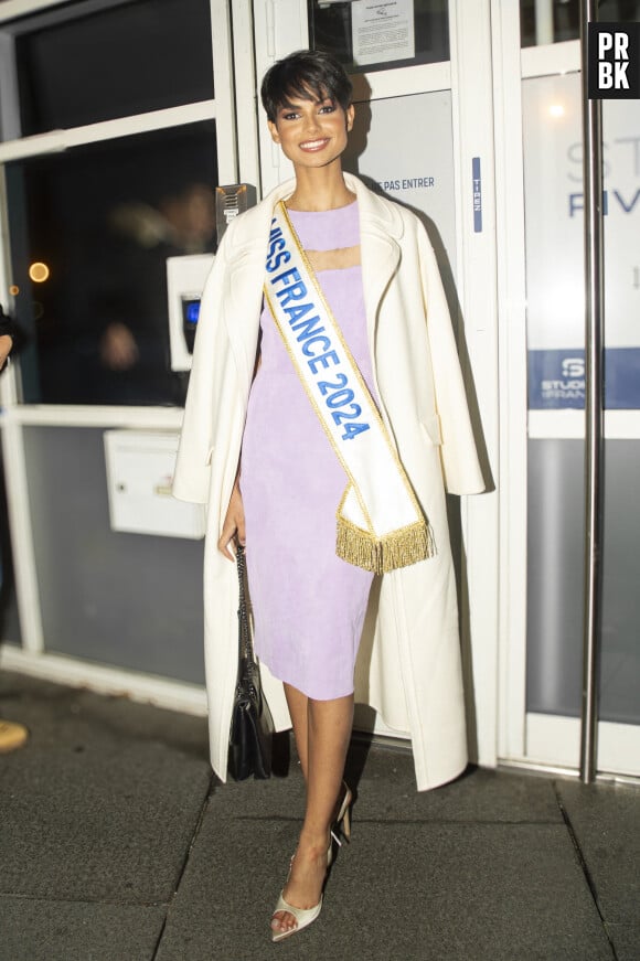 Semi-exclusif - Eve Gilles (Miss France 2024) à la sortie de Quotidien le 18 décembre 2023. © Pierre Perusseau/Bestimage