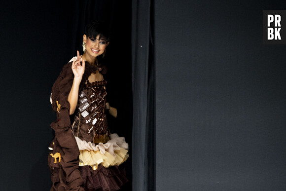 Eve Gilles sur scène au salon du chocolat 2023 à Paris porte de Versailles le 27 octobre 2023, quelques jours avant son élection en tant que Miss France 2024. © Perusseau / Veeren / Bestimage