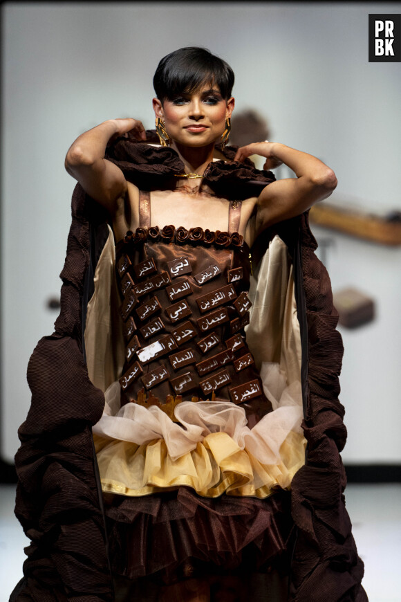 Le chef chocolatier Bernard Charles pour la maison Bateel & la créatrice Justine Croiser de l'Esmod Dubai Modèle porté par Eve Gilles - Défilé d'ouverture du salon du chocolat 2023 à Paris porte de Versailles en faveur de l’association Mécénat Chirurgie Cardiaque le 27 octobre 2023. © Perusseau / Veeren / Bestimage