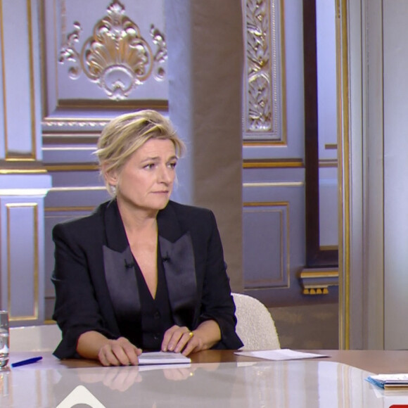 Captures d'écran - Anne-Élisabeth Lemoine - Mohamed Bouhafsi - Le président Emmanuel Macron s'exprime lors de l'émission "C à vous" au palais de l'Elysée le lendemain de l'adoption de la loi Immigration. Paris, le 20 décembre 2023. © Jack Tribeca / Bestimage