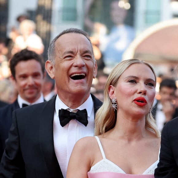 Tom Hanks, Scarlett Johansson - Montée des marches du film « Asteroid City » lors du 76ème Festival International du Film de Cannes, au Palais des Festivals à Cannes. Le 23 mai 2023 © Jacovides-Moreau / Bestimage