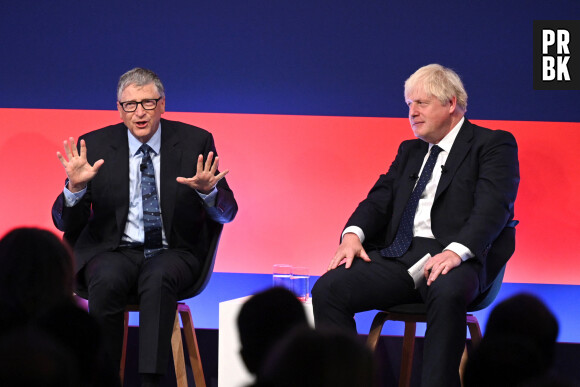 Le Premier ministre britannique Boris Johnson et Bill Gates participent au Global Investment Summit à Londres, le 19 octobre 2021. Ce Sommet vise à encourager les investissements étrangers en présentant le meilleur de l'innovation britannique.