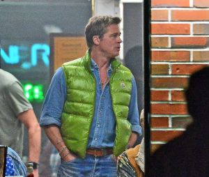 Brad Pitt et Javier Bardem filment une scène dans une laverie automatique pour un film consacré à la Formule 1 à New Smyrna, le 26 janvier 2024.