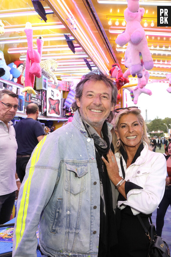 Semi-exclusif - Jean-Luc Reichmann et Caroline Margeridon lors de l'ouverture de la Fête à Neuneu 2023, la fête foraine du bois de boulogne célèbre ses 40 ans, à Paris, France, le 1er septembre 2023. Du 1er septembre au 15 octobre 2023.. Grâce à la générosité des forains qui ont offert la soirée d’inauguration de la Fête à NeuNeu et à l’investissement de J.L.Reichman, l’association "Innocence En Danger" a récolté la somme de 23 000 €. La fête à NeuNeu est ouverte tous les jours Porte de La Muette jusqu’au 15 octobre. © Cédric Perrin/Bestimage 