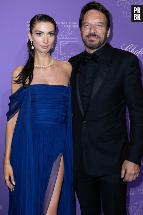 Stefania Cristian et son compagnon Samuel Le Bihan - Photocall du dîner du 75ème Festival International du Film de Cannes. Le 24 mai 2022 © Olivier Borde / Bestimage