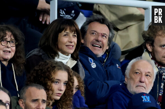 Sophie Marceau, Jean-Luc Reichmann, François Berléand et ses filles Adèle et Lucie - People des les tribunes de la coupe du Monde de Rugby France 2023 - Match de quart de finale "France-Afrique du Sud (28-29)" au Stade de France à Saint-Denis 15 octobre 2023. © Moreau-Jacovides/Bestimage