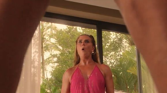 Pour aider son partenaire à être nu dans ce film Netflix, cette actrice s'est déshabillée en direct sur le plateau (et c'était pas du tout prévu)