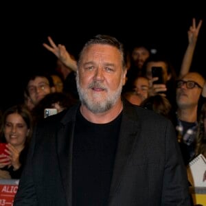 Russell Crowe - Russell Crowe et sa compagne Britney Theriot lors de la première de "Poker Face" lors du Rome Film Festival, le 16 octobre 2022.