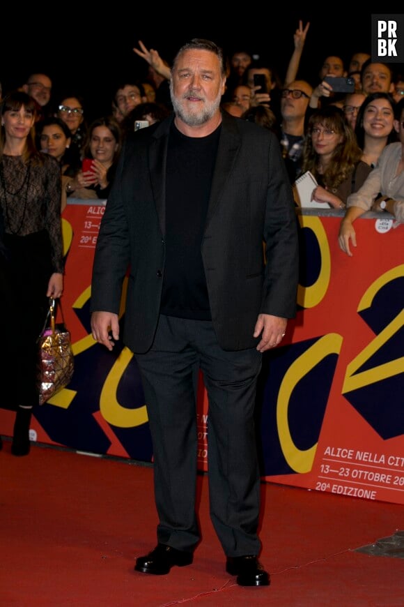 Russell Crowe - Russell Crowe et sa compagne Britney Theriot lors de la première de "Poker Face" lors du Rome Film Festival, le 16 octobre 2022.