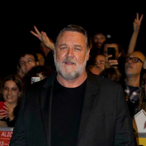 Russell Crowe - Russell Crowe et sa compagne Britney Theriot lors de la première de "Poker Face" lors du Rome Film Festival, le 16 octobre 2022.