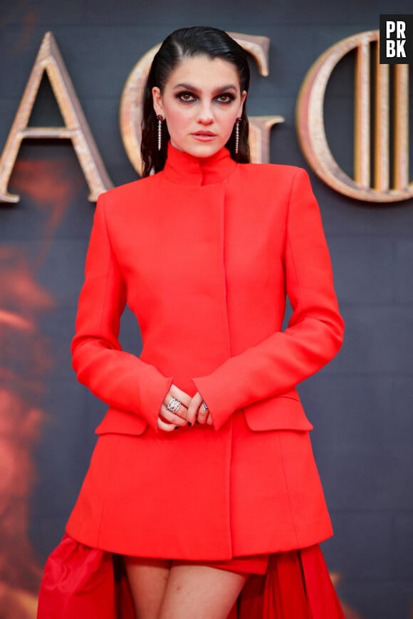 Emily Carey tout en rouge pour la première de la série "House of the Dragons" à Londres, le 15 août 2022.