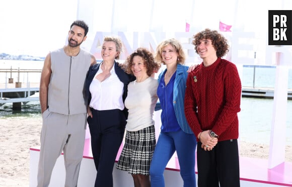 Joakim Latzko, Agathe de La Boulaye, Sylvie Flepp, Diane Dassigny et Tim Rousseau - Photocall de "Plus Belle la Vie" lors du 7ème festival international Canneséries à Cannes, le 6 avril 2024. © Denis Guignebourg / Bestimage