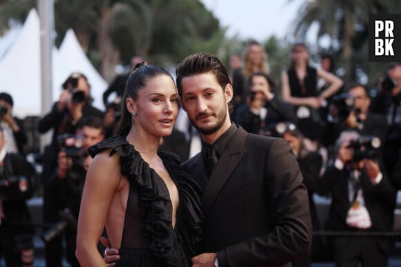 Pierre Niney et sa femme Natasha Andrews à la montée des marches du film "Mascarade" lors du 75ème Festival International du Film de Cannes, France, le 27 mai 2022. © Rachid Bellak/Bestimage