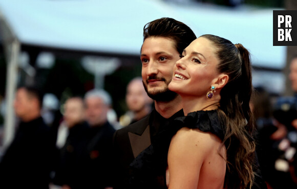 Pierre Niney et sa femme Natasha Andrews - Montée des marches du film « Mascarade » lors du 75ème Festival International du Film de Cannes. Le 27 mai 2022 © Dominique Jacovides / Bestimage