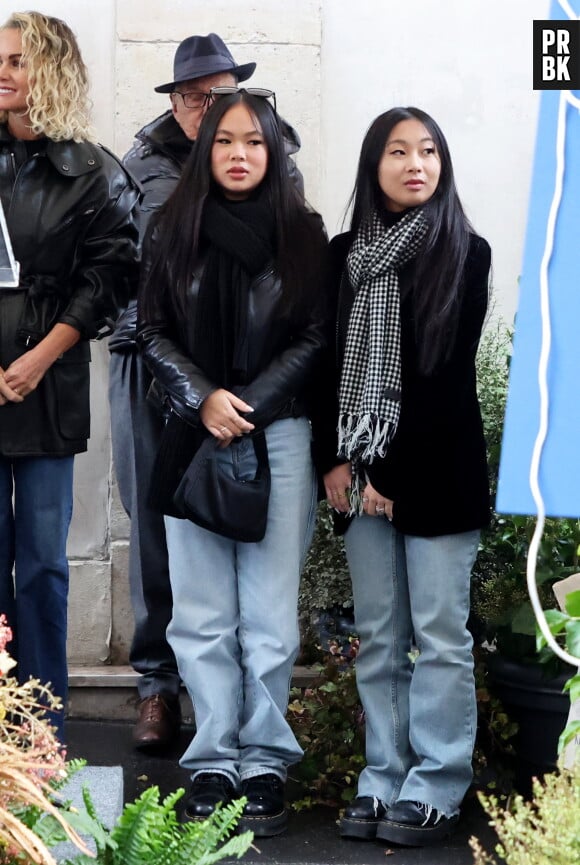 Joy et Jade Hallyday lors de l'inauguration d'une plaque commémorative en hommage à Johnny Hallyday devant l'immeuble où le chanteur français a grandi dans le 9ème arrondissement de Paris, France, le 22 décembre 2023. © Dominique Jacovides/Bestimage