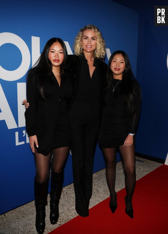 Laeticia Hallyday et ses filles Joy et Jade au photocall du vernissage de l'exposition "Johnny Hallyday, l'exposition" au Palais des Expositions à Paris. Le 21 décembre 2023 © Dominique Jacovides / Bestimage