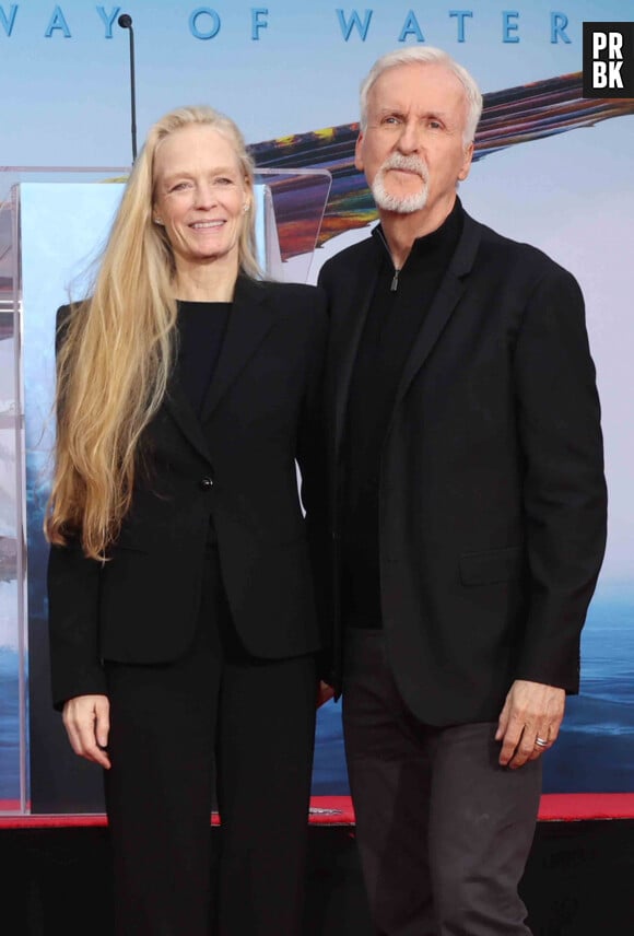 James Cameron et Suzy Amis Cameron lors de cérémonie de pose d'empreintes de mains et de pieds de J. Cameron et J. Landau, au TCL Chinese Theater à Los Angeles, le 12 janvier 2023.