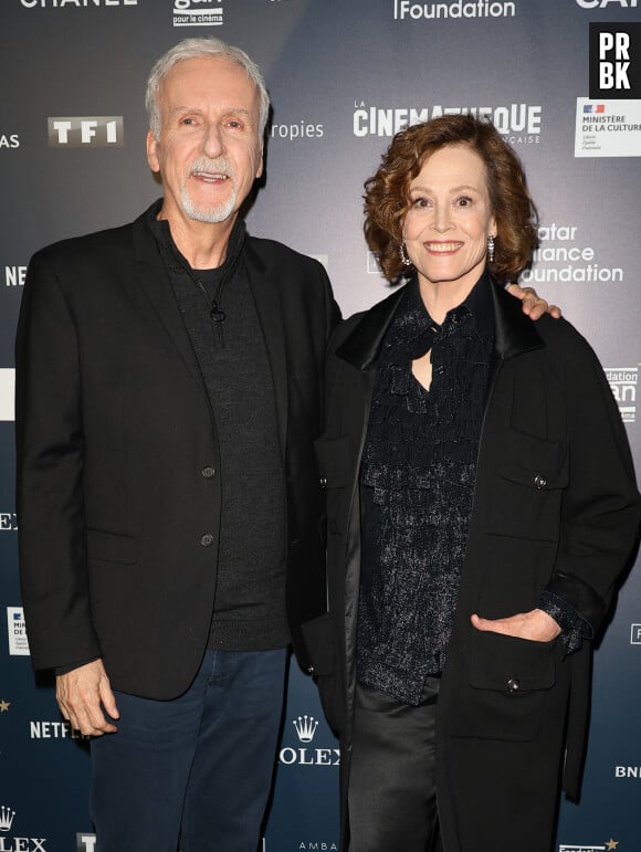 James Cameron et Sigourney Weaver lors du Vernissage de l’exposition "L'Art de James Cameron" à La Cinémathèque française à Paris le 3 avril 2024 © Guirec Coadic / Bestimage