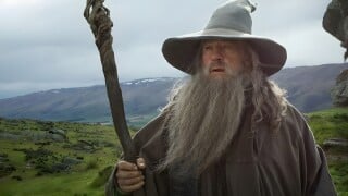 Le Seigneur des Anneaux : Si vous mettez en pause cette scène de La Communauté de l'Anneau à la 47e minute, vous pouvez voir un petit détail sur le bâton de Gandalf.