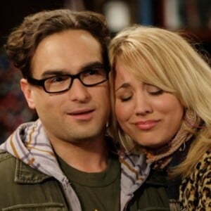 Penny et Leonard dans The Big Bang Theory.