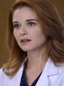 "C'était méchant et injuste" : 6 ans après avoir été virée de Grey's Anatomy, Sarah Drew (April) revient sur ce départ chaotique