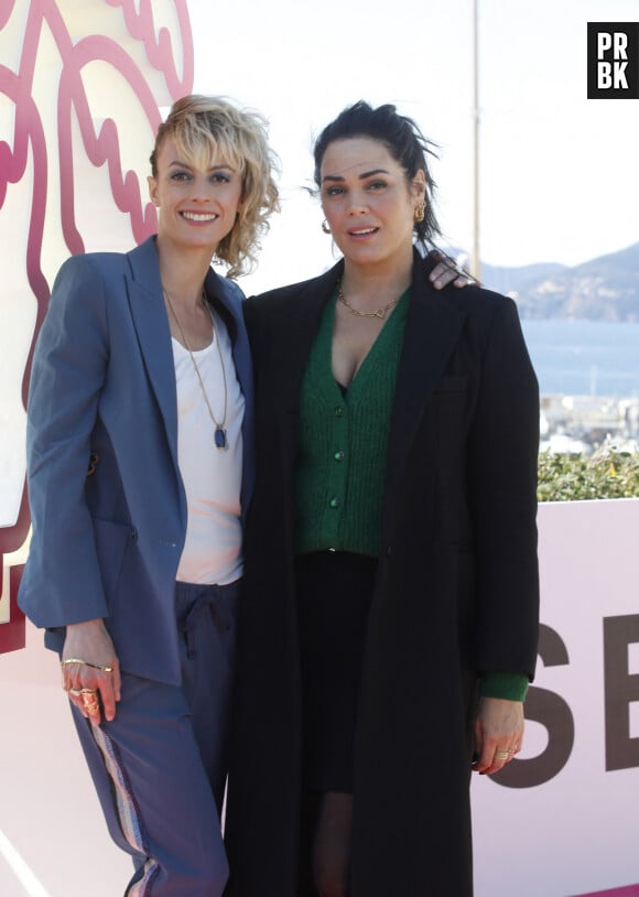 Sara Mortensen et Lola Dewaere au photocall de la série "Astrid et Raphaëlle" lors de la 5ème saison du festival International des Séries "Canneseries" à Cannes, France, le 2 avril 2022. © Denis Guignebourg/Bestimage  Celebs attend the "Astrid et Raphaëlle" photocall during the 5th Canneseries Festival in Cannes, France, on April 2nd, 2022.