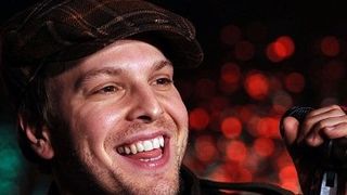 Les Frères Scott : l’auteur du générique passé à tabac